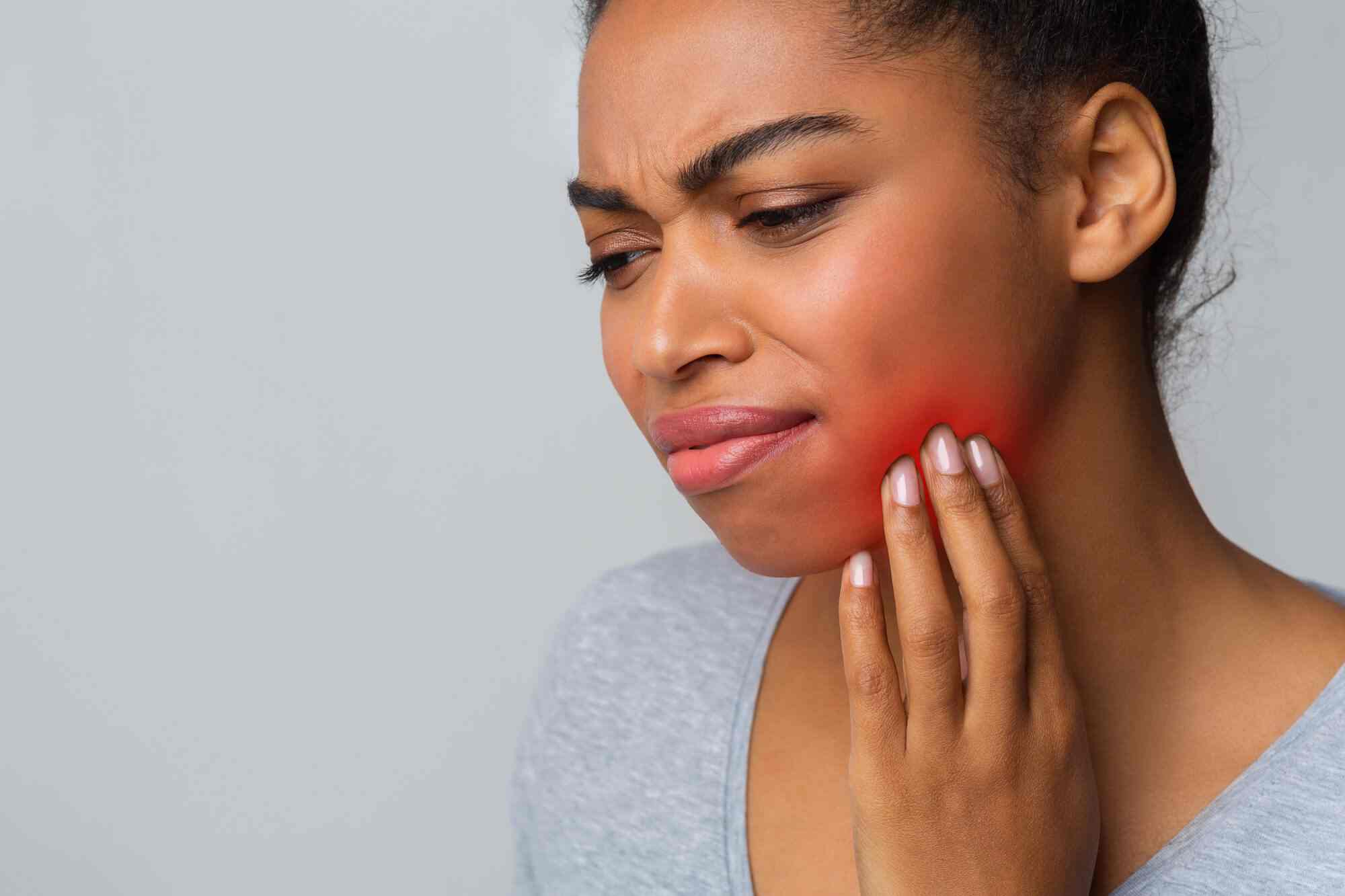 Dental pain and swelling requiring immediate emergency dentist care in Miami