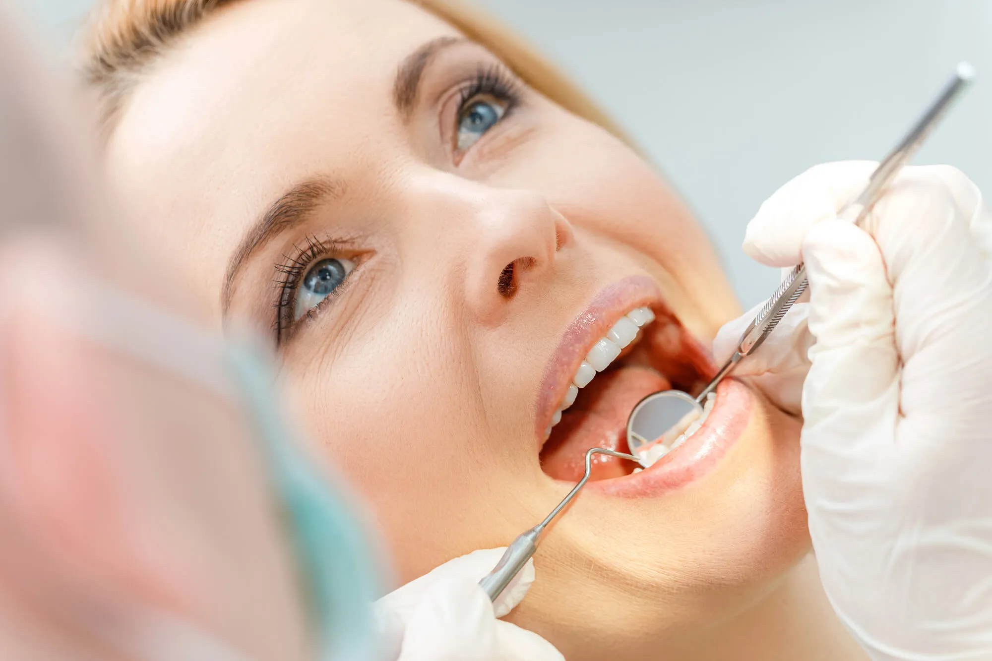 Dentists that Take My Insurance Near Me performing oral exam