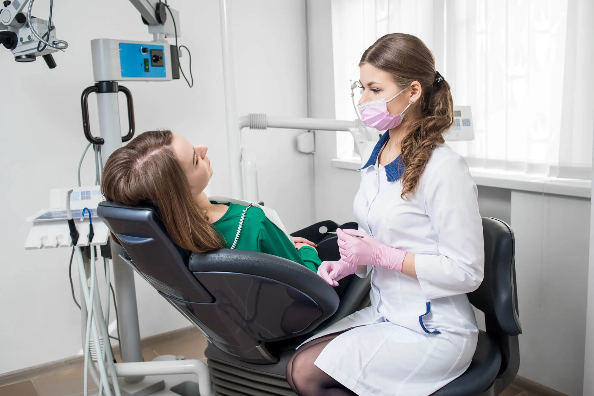 emergency dentist coral springs talking to patient