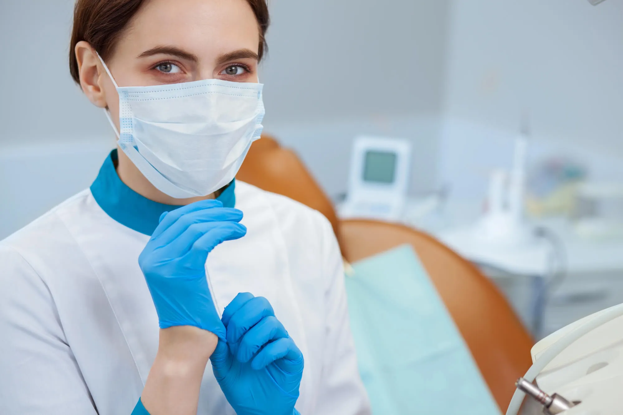emergency dentist coral springs wearing a mask