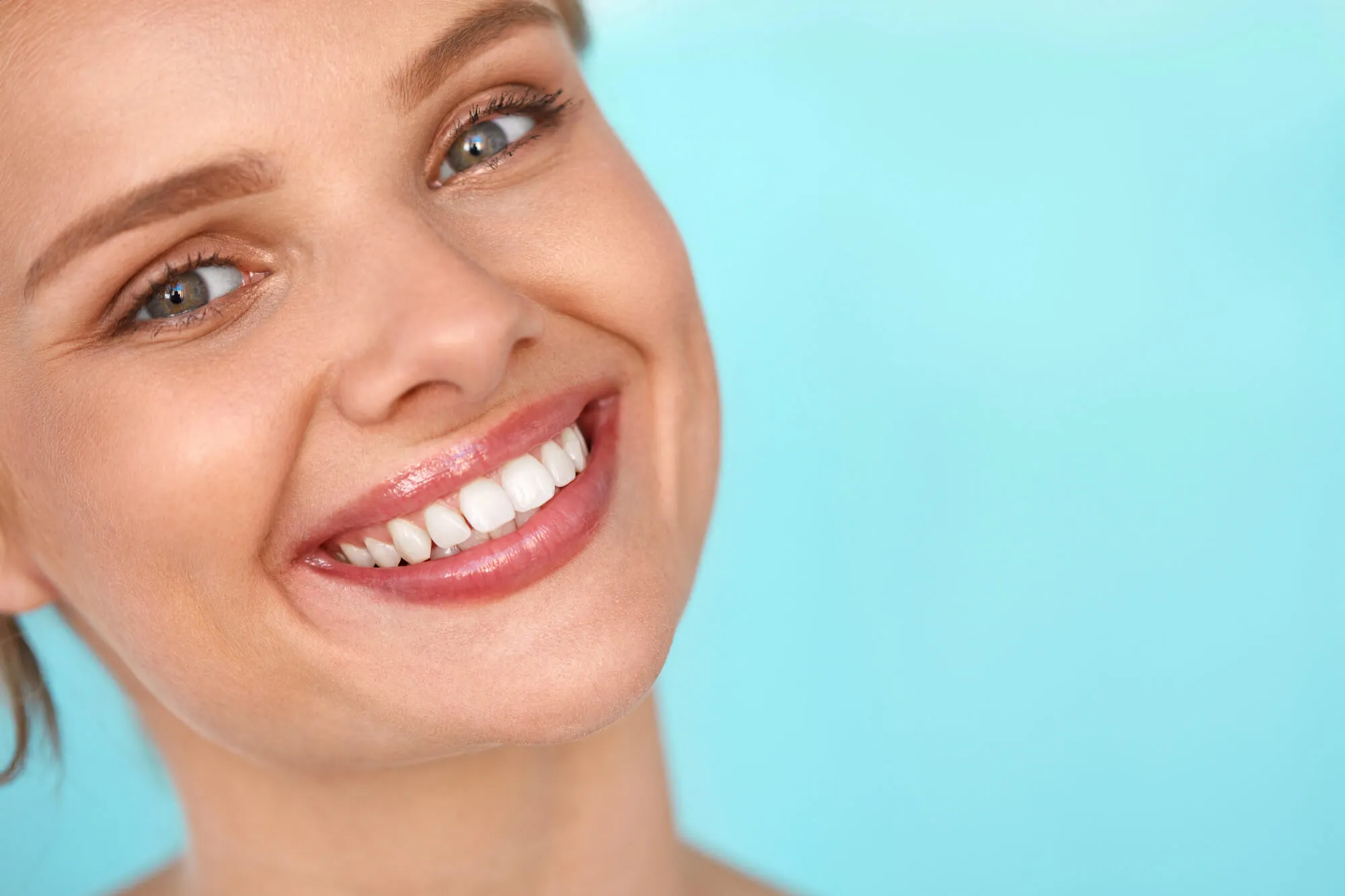 woman-smiling-aftter-seeing-a-cosmetic-dentist-coral-springs