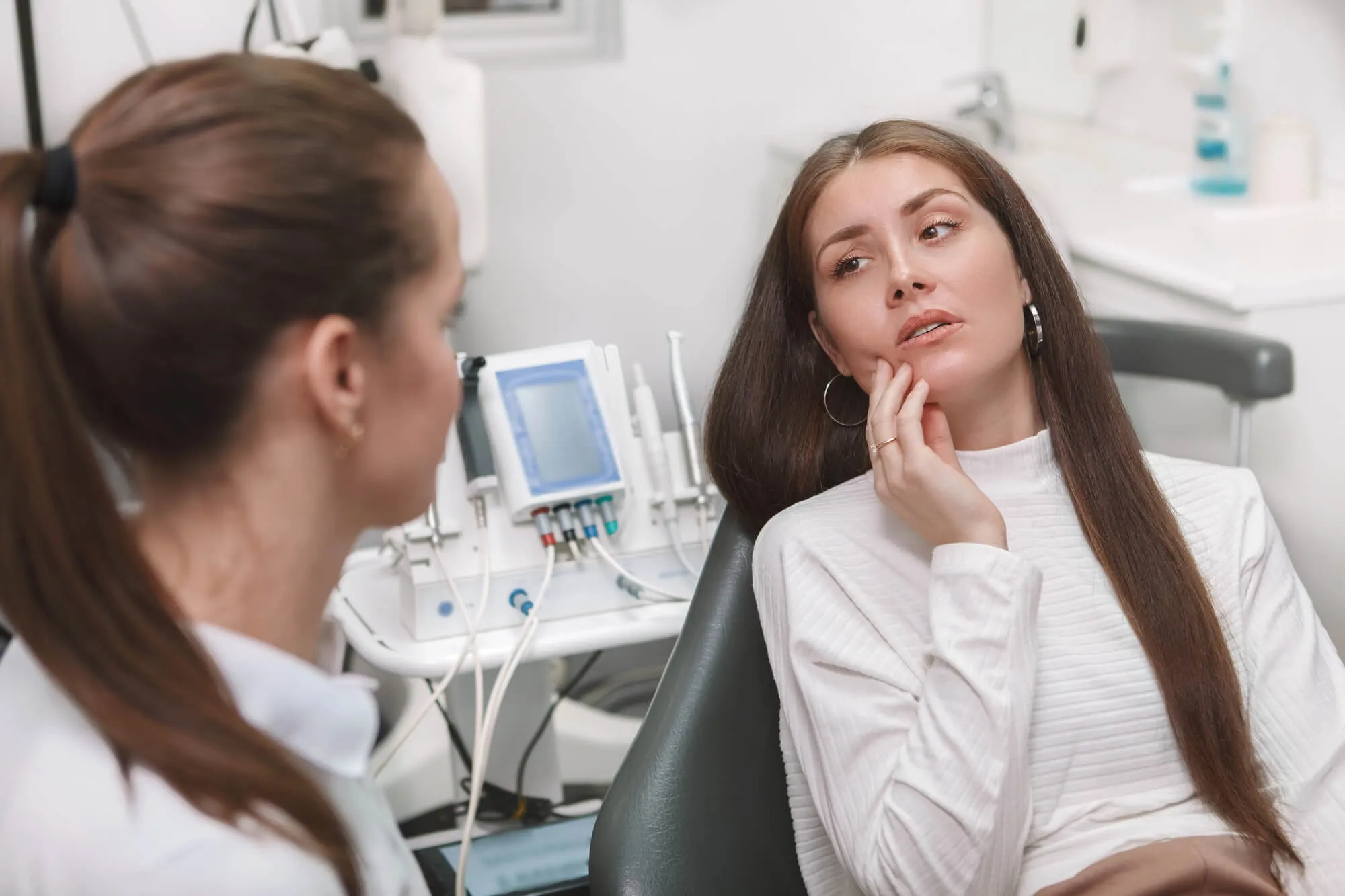 patient complaining tooth pain to her dentist north lauderdale